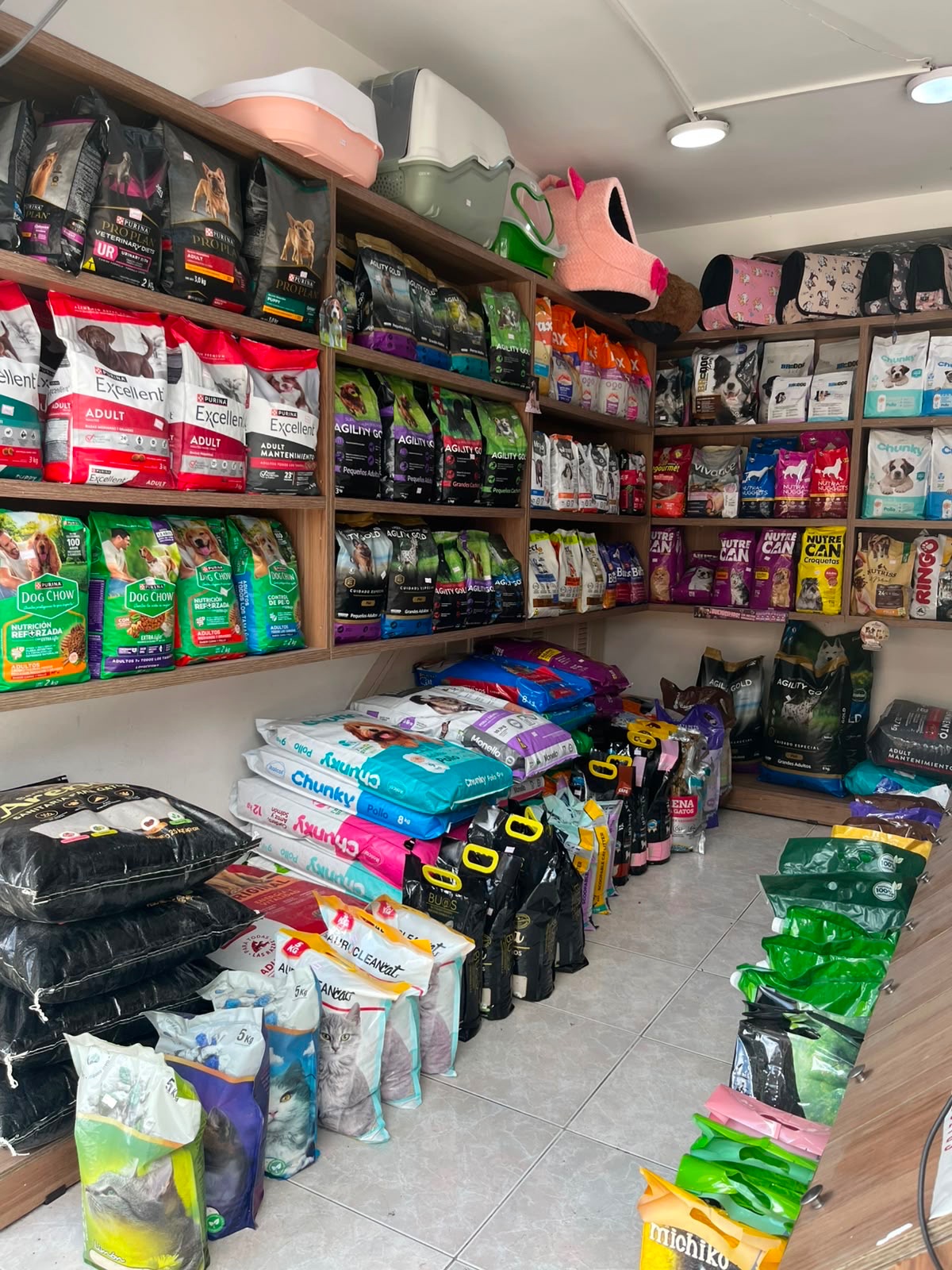 Estantería con bultos de alimento para perros de marcas como Dog Chow, Agility Gold, Chunky y Pro Plan en MASCOTASTORE, Alta Suiza, Manizales