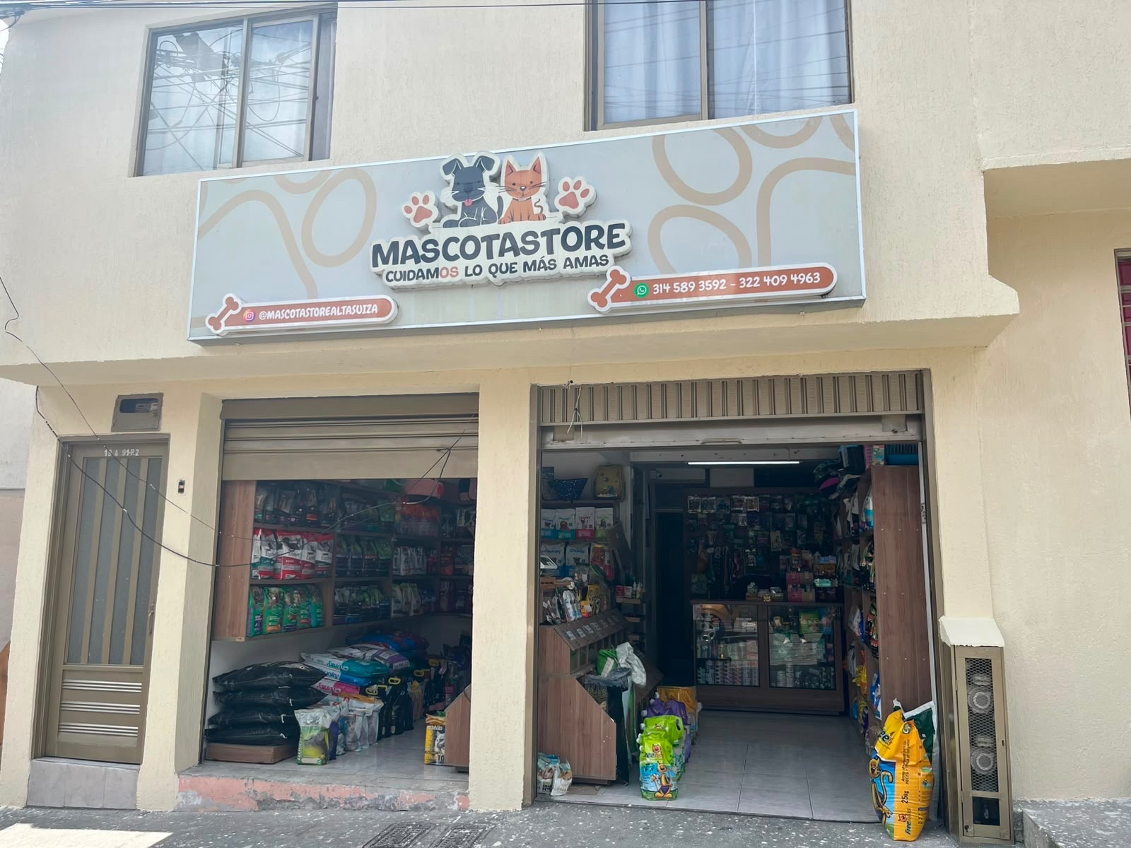 Fachada de MASCOTASTORE, tienda de mascotas en la Calle 72a #19a-91 del barrio Alta Suiza, Manizales